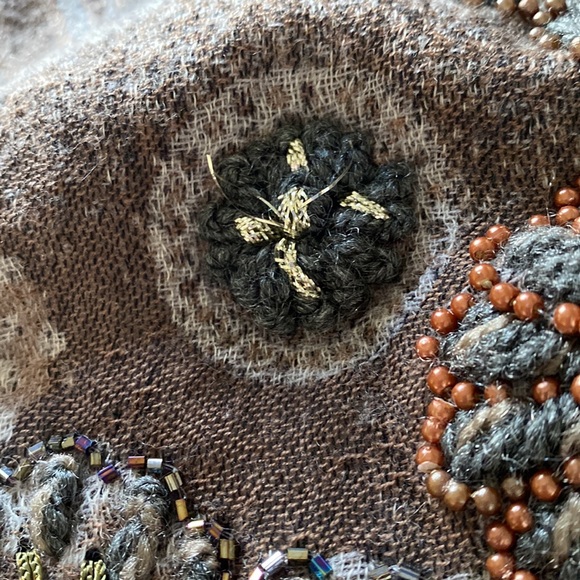 Embroidered fringed wool wrap - Picture 9 of 9